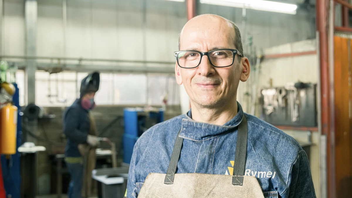 Colaborador Rymel en la planta de producción