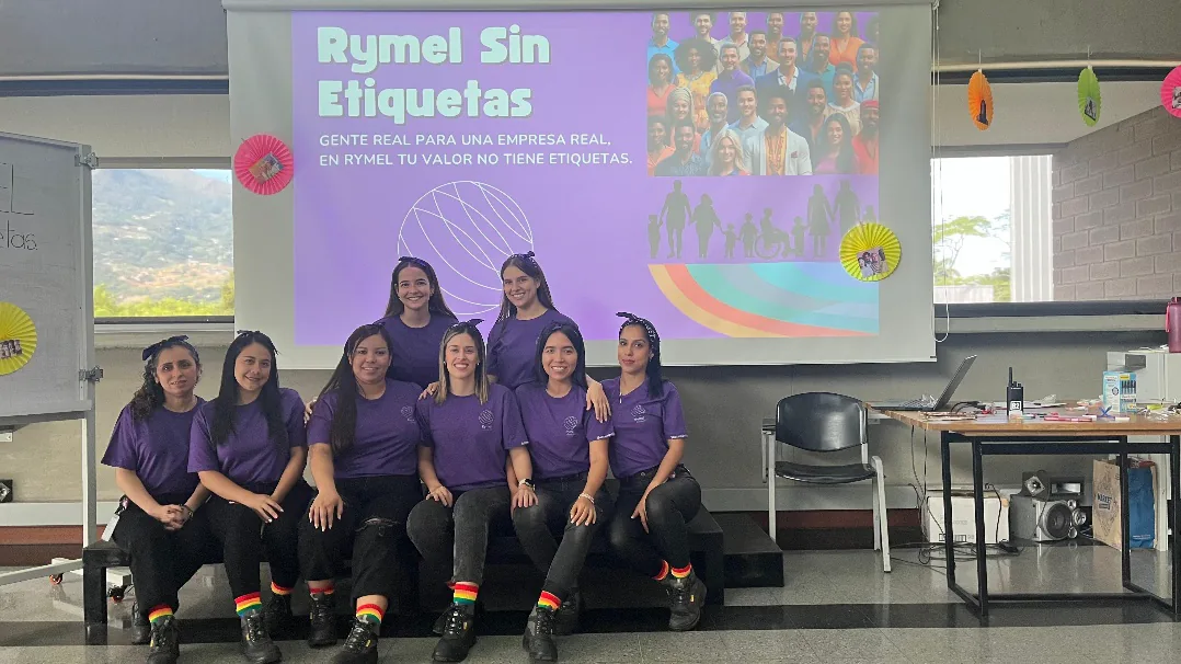 The Rymel team during a session of the Rymel sin etiquetas program.