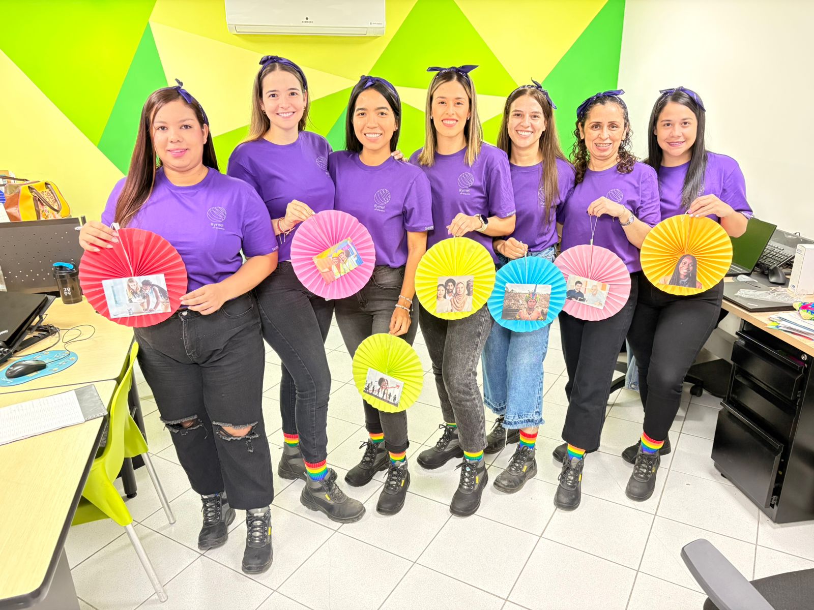 Mujeres de Rymel SAS vistiendo prendas y elementos alusivos a los temas de inclusión y diversidad
