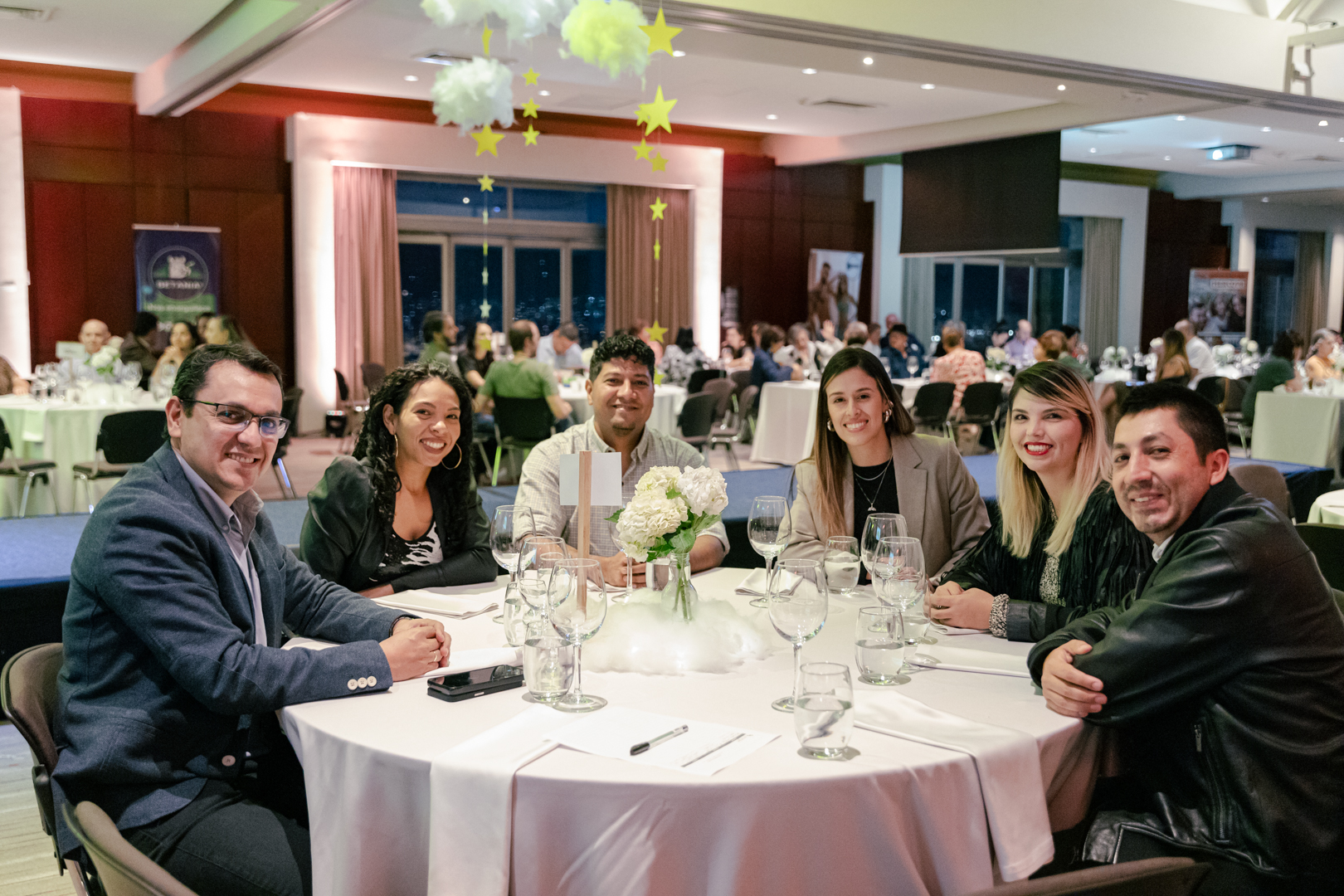 Equipo Rymel evento Acarpin Mesa de colaboradores de Rymel SAS que asistieron al evento Cena Concierto Fundación Acarpin 2024